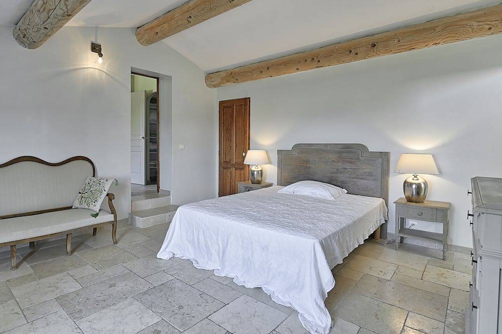 Villa with pool and garden in Cucuron, Parc naturel régional du Luberon