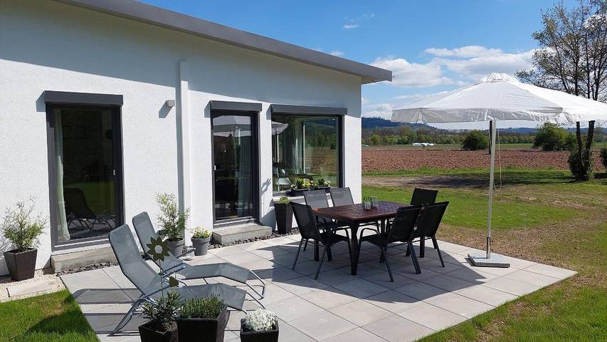 Bungalow für 7 Personen, mit Balkon und Balkon/Terrasse sowie Terrasse und Garten