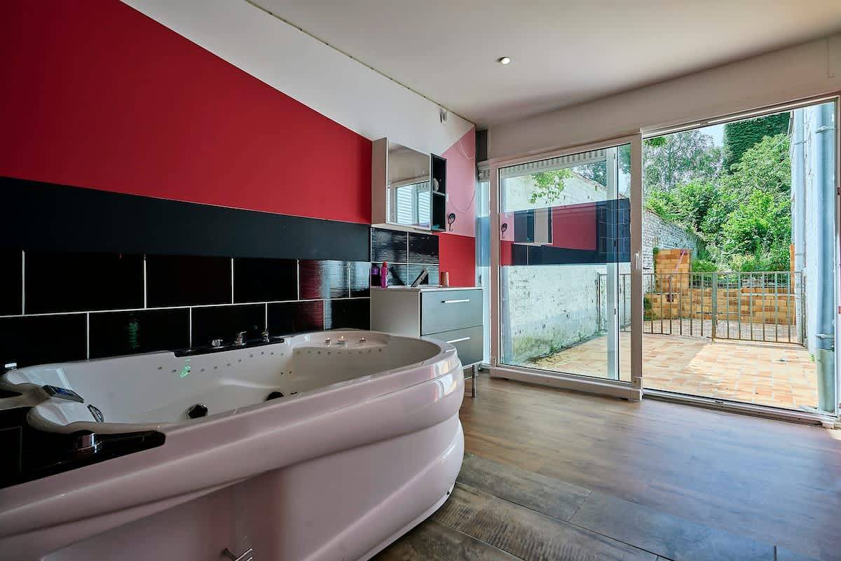 Ganzes Studio, Cocon avec balnéo, terrasse, proche gare in Tourcoing, Lille und Umgebung