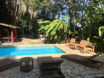 Location de vacances pour 14 personnes, avec jacuzzi ainsi que jardin et balcon à Ubatuba