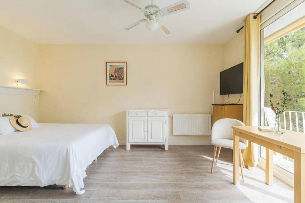 Appartement entier, Résidence Les Hautes Plaines  avec Piscine ouverte de 14h00 à 19h00 in Gréoux-les-Bains, Alpes-de-Haute-Provence