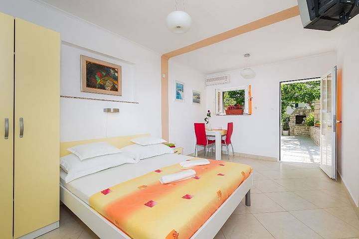Ferienwohnung für 2 Personen, mit Terrasse in Bol