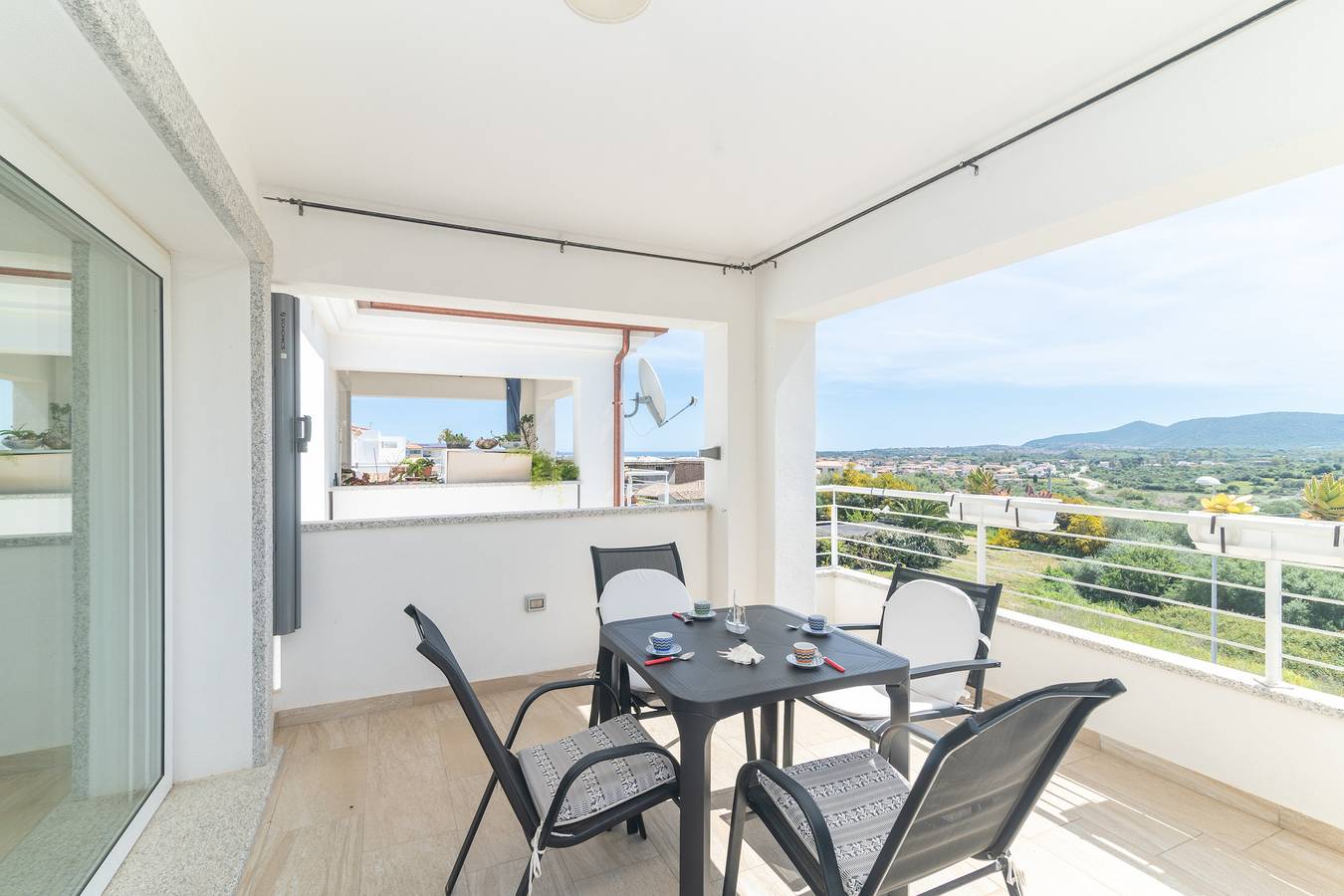 Casa vacacional 'Virgi Vista Mare' con vistas al mar, terraza privada y aire acondicionado in Budoni, Olbia-Tempio