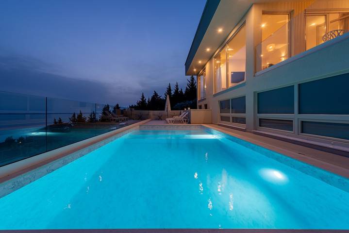 Villa für 6 Personen, mit Sauna und Garten sowie Pool in Starigrad Paklenica