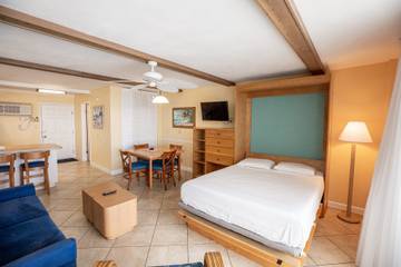 Vacation Rental for 4 Guests in Daytona Beach Shores, Florida, Picture 2