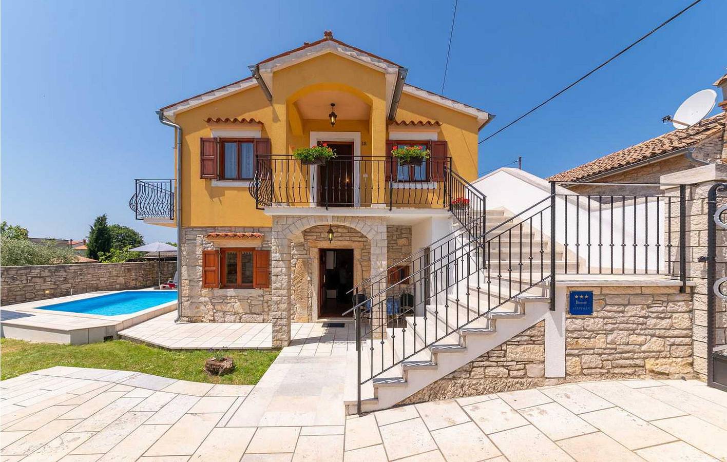 Charmante 2-Zimmer-Wohnung mit Pool und Terrasse, in der Nähe von Tomaževa Konoba in Zentralistrien