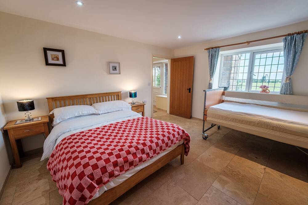 Luxury 5 star cottage with 7 bedrooms and hot tub in Lancashire