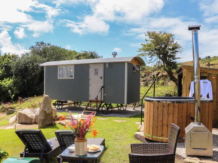 Hut for 2 people, with yard - 1