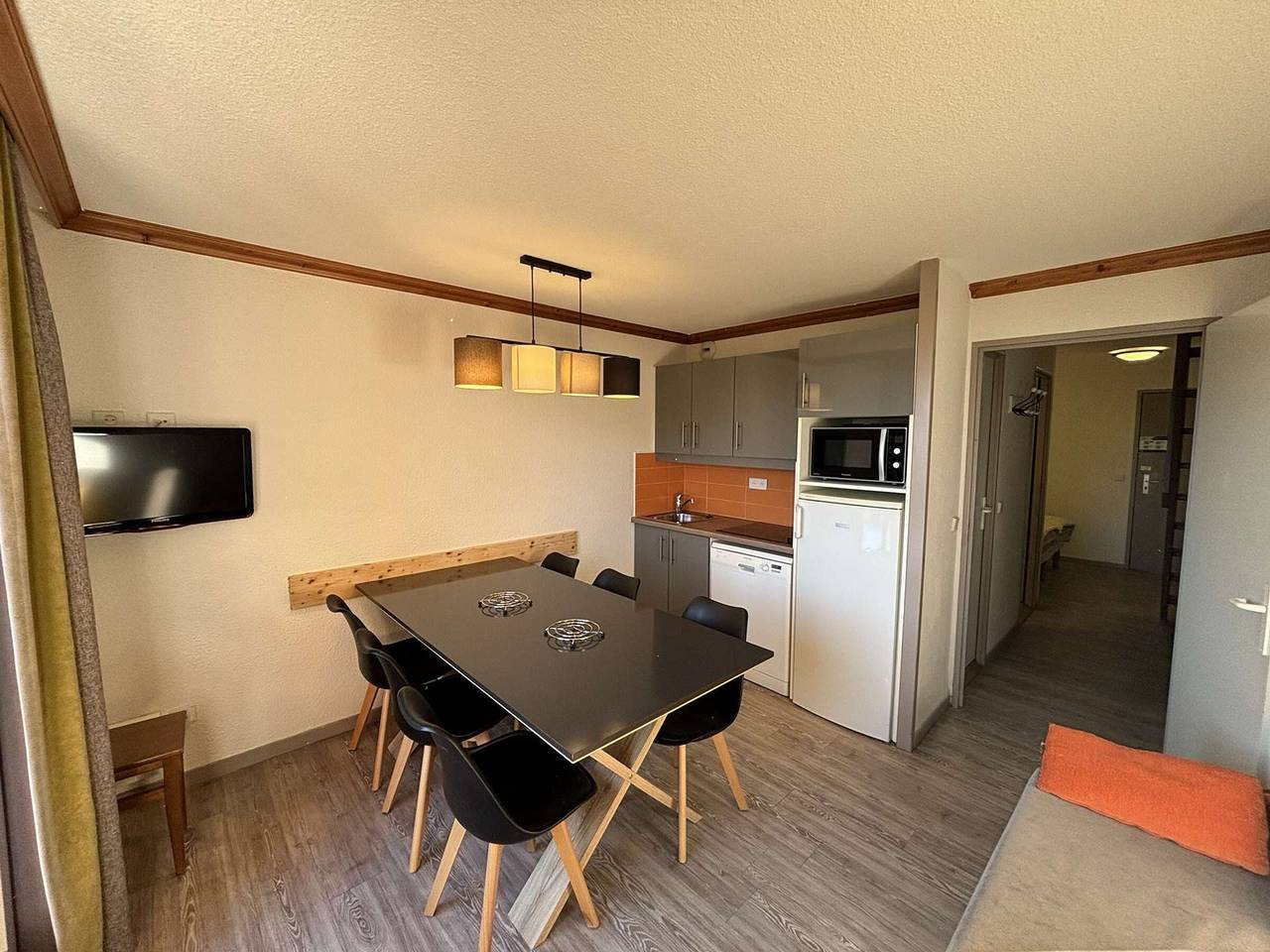 Entire apartment, Duplex 2Br Ski-In/Out, Pool & Sauna Access, Sleeps 6, Close to Shops - Alpe d'Huez in Huez, Écrins National Park