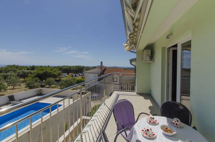 Ferienwohnung für 4 Personen, mit Terrasse und Pool