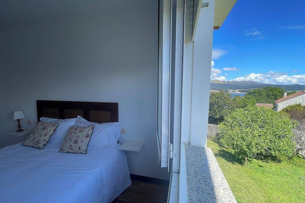 Entire apartment, Refurbished house 7 minutes walk from the beach, overlooking the Ria de Arousa. in A Pobra do Caramiñal, Rías Baixas