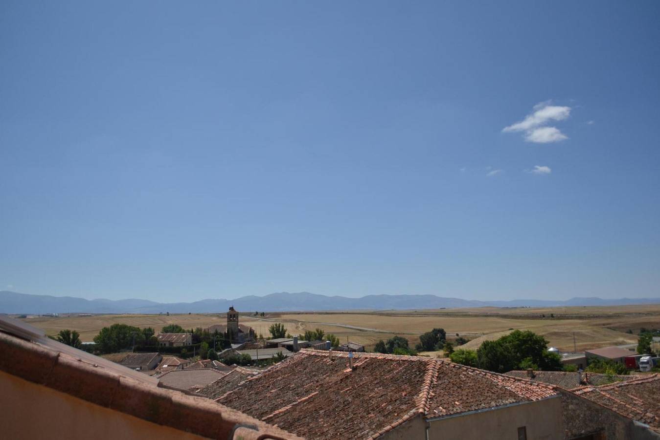 'El Rincón Oriental-Ático Terraza' con Vista a la Montaña, Wi-Fi y Aire Acondicionado in Roda de Eresma, Provincia de Segovia