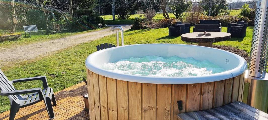 Maison de vacances pour 10 personnes, avec Jacuzzi et Terrasse ainsi que Jardin et Sauna à Ribérac