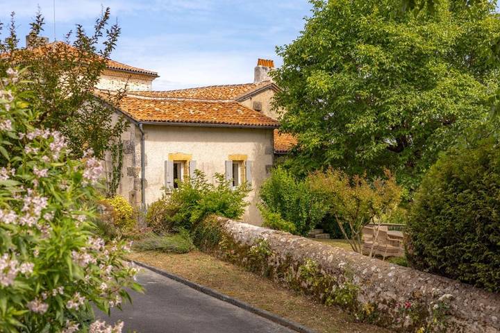 Location de vacances pour 6 personnes, avec Jacuzzi et Terrasse ainsi que Jardin et Piscine à Saint-Martial-de-Valette