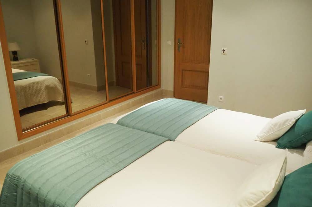 Atemberaubende 3 Schlafzimmer Reihenhaus, nahe dem Pool, in der Ansicht, Salema in Praia da Salema, Naturpark Südwest-Alentejo und Costa Vicentina