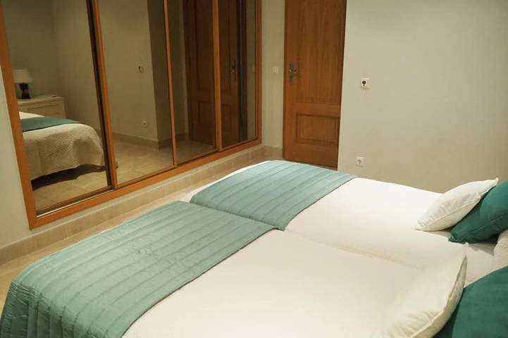 Atemberaubende 3 Schlafzimmer Reihenhaus, nahe dem Pool, in der Ansicht, Salema in Salema, Budens