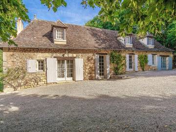 Location de vacances pour 7 personnes, avec terrasse ainsi que piscine et jardin à Saint-Georges-de-Montclard