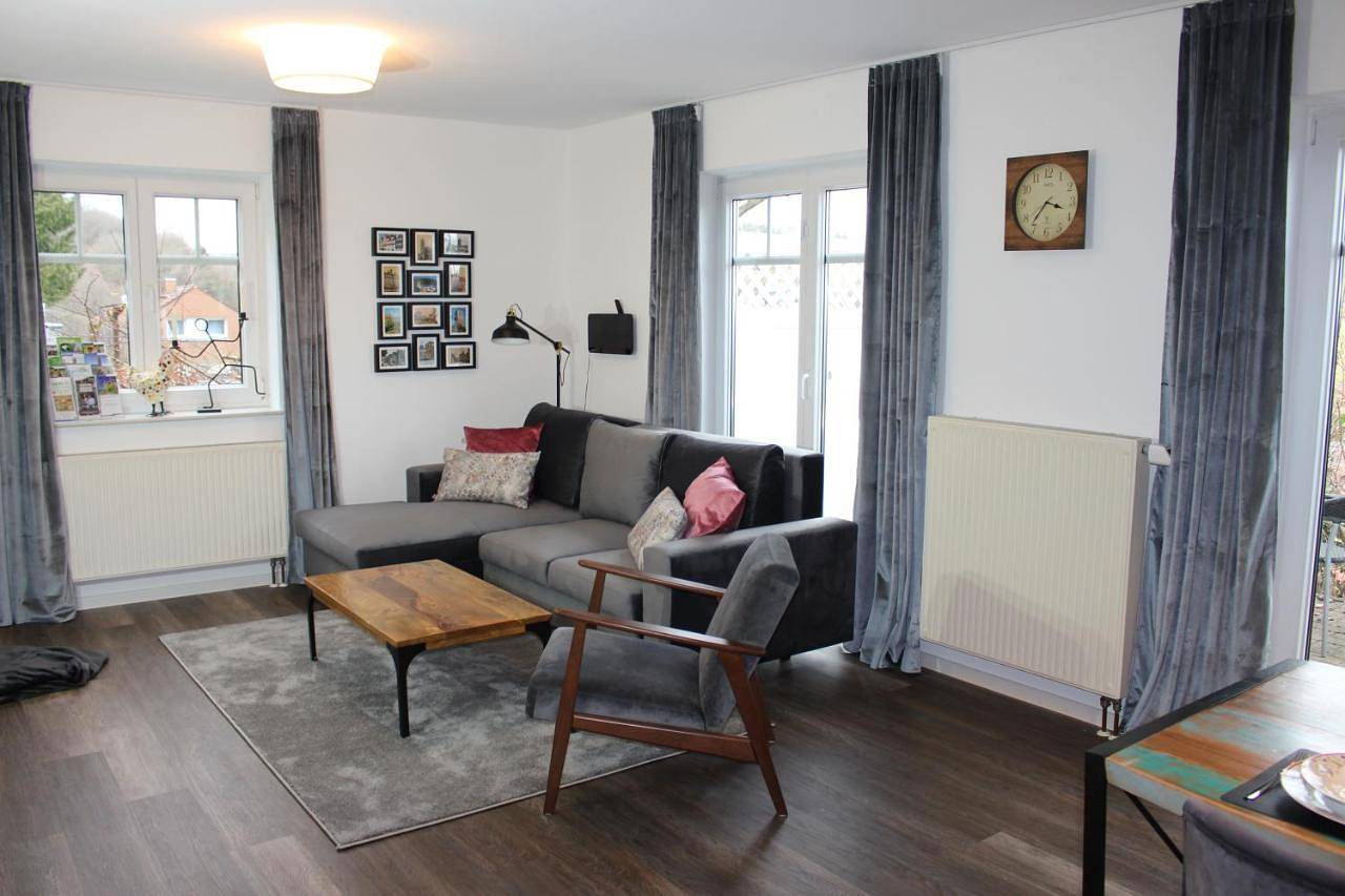 Ganze Wohnung, Apartment am Frauenberg - ruhige Lage - Terrasse - Blick ins Tal - Carport mit Wallbox - Self-Check-in - schnelles Wlan in Bad Hersfeld, Hessisches Bergland