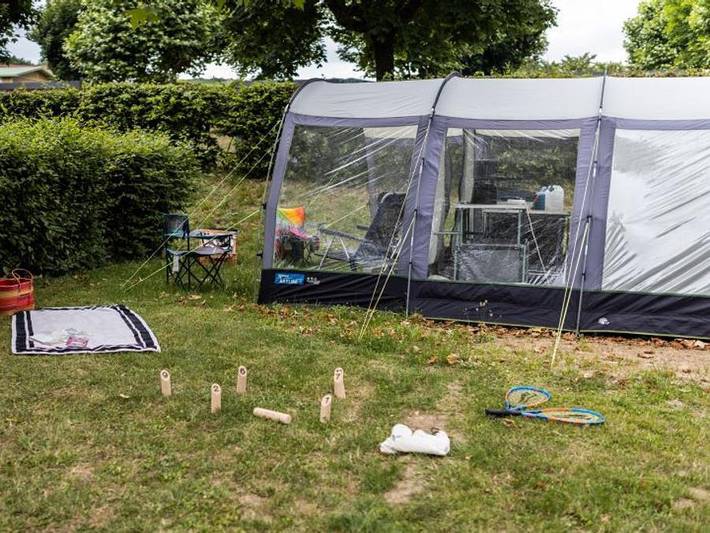 Camping La Grappe Fleurie - Tienda de campaña 4 personas - DIYourTent Opción de montaje de la tienda a la llegada in Fleurie, Beaujolais
