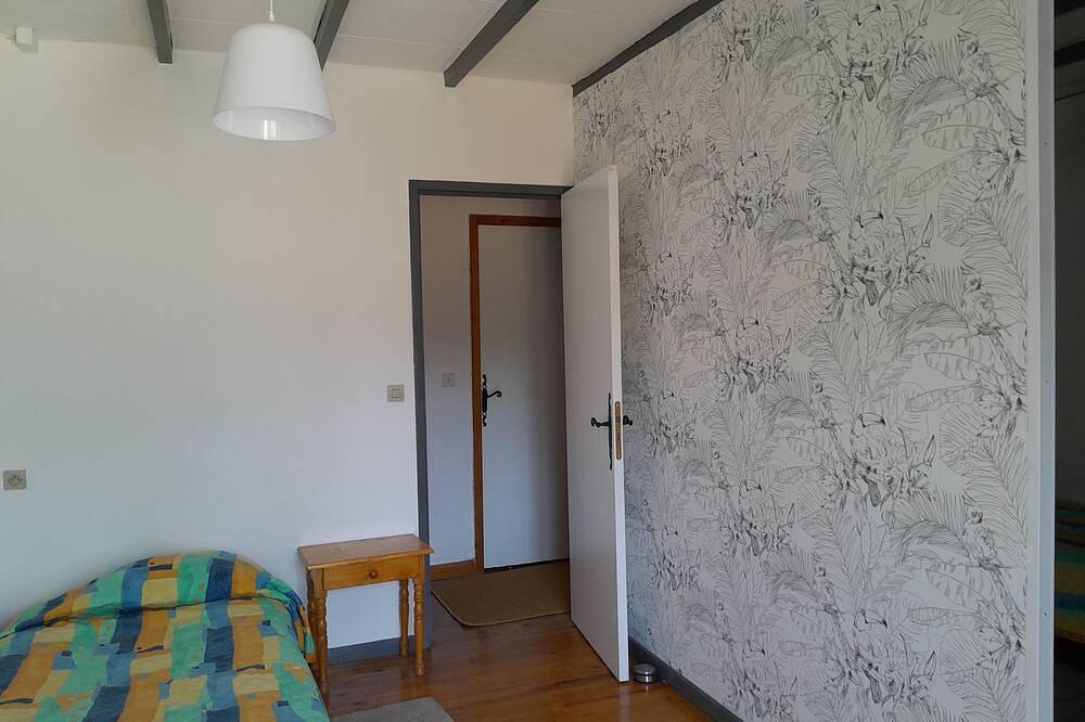 Air-conditioned, fenced-in, comfortable Provence gite close to shops. in Eyragues, Arles und Umgebung