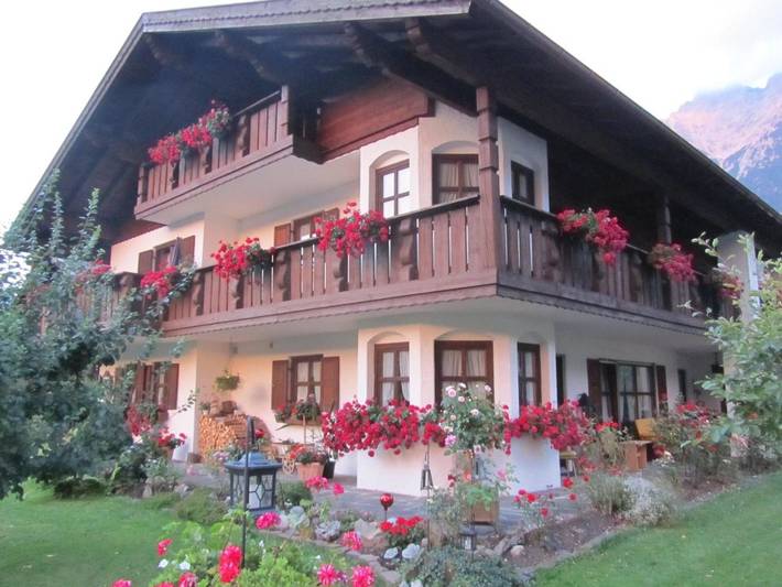 Ferienwohnung für 4 Personen, mit Balkon und Terrasse sowie Garten und Ausblick in Geigenbaumuseum Mittenwald