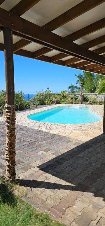 Gîte pour 2 personnes, avec piscine ainsi que terrasse et vue dans Mahina