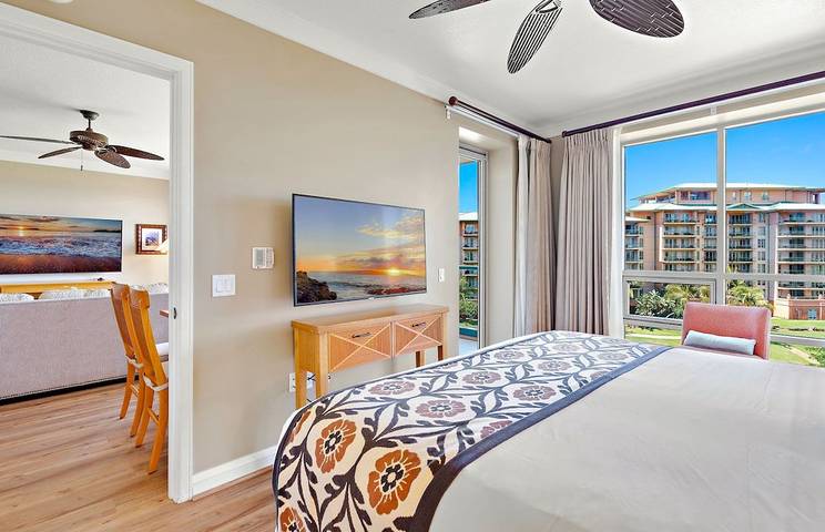 Beach rental for 4 people, with hot tub and yard as well as pool on Maui