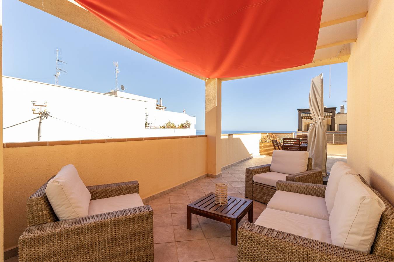 Entire apartment, Penthouse "Mediterranean Attic" Near the Beach with Sea Views, Balcony, and Wi-Fi in Velilla-Taramay, Almuñecar