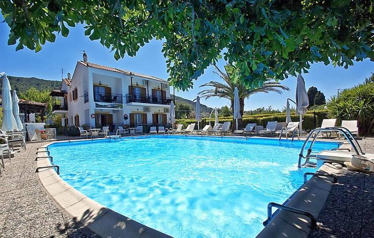 Gîte pour 2 personnes, avec piscine ainsi que vue et jardin, animaux acceptés dans Stafylos - 4