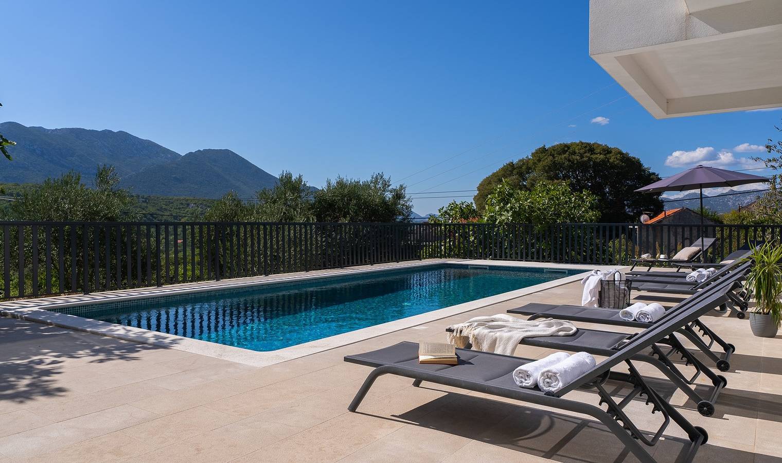 5-bedroom Villa Giro with heated swimming pool in Slime, Dalmatinisches Zagora