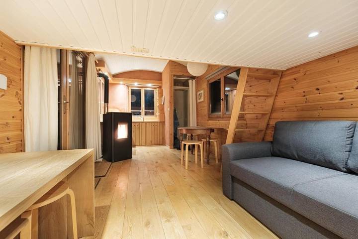 Location de vacances pour 2 personnes, avec vue ainsi que terrasse et jardin dans Cherain - 3