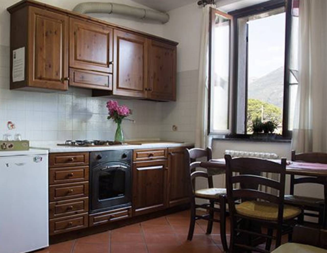 Apartamento entero, Apartamento 'Azalea' con piscina compartida, jardín compartido y Wi-Fi in Campochiesa, Albenga