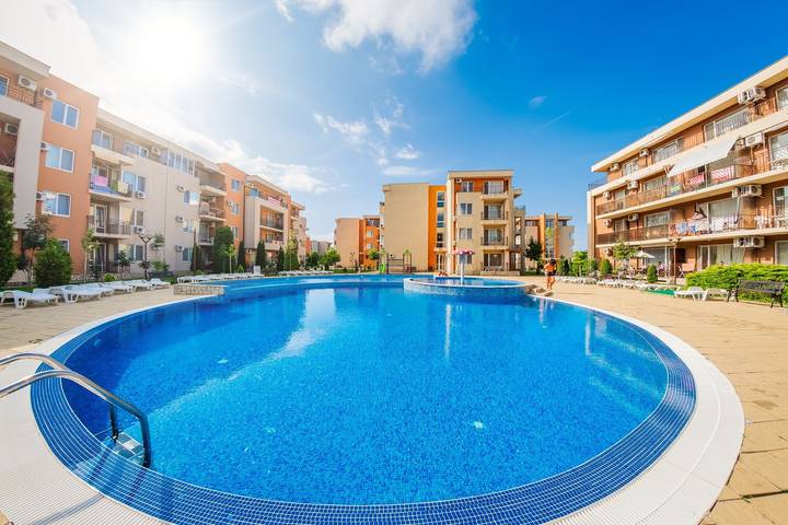 Ferienwohnung für 6 Personen, mit Balkon und Terrasse sowie Garten und Pool