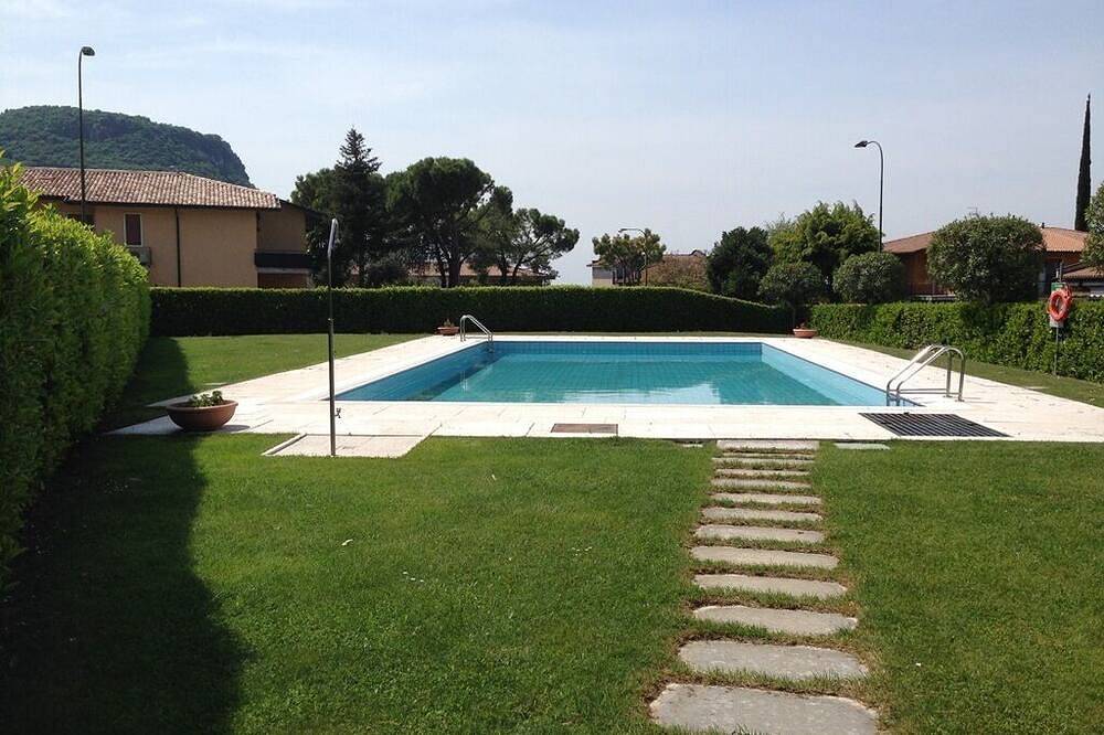 Entire apartment, Vacation apartment in a quiet and sunny location in Garda, Garda Mountains
