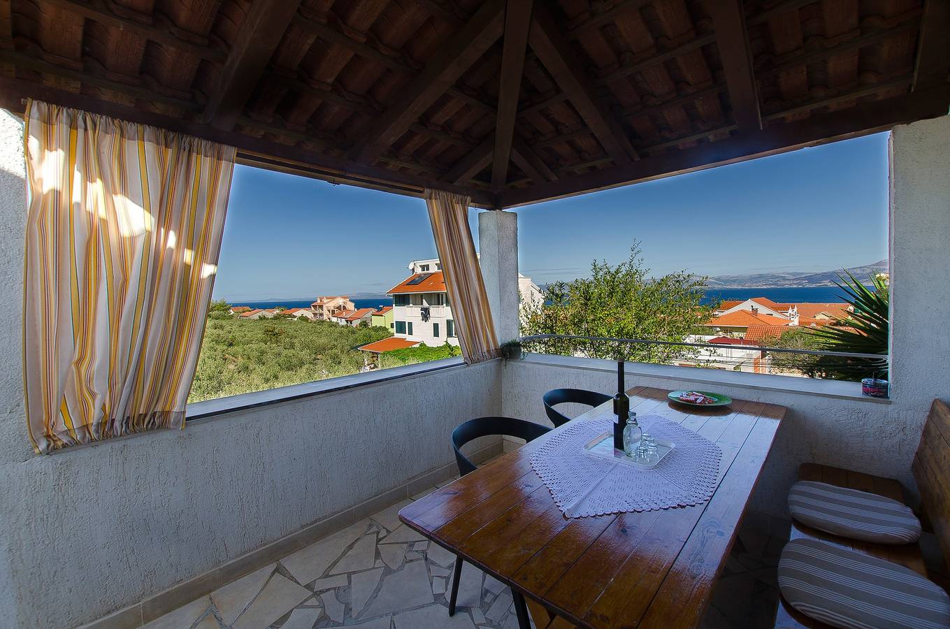 Ganze Wohnung, 3-Zimmer-Ferienwohnung mit Terrasse und Meerblick Supetar, Brac A-7631-a in Supetar, Brac