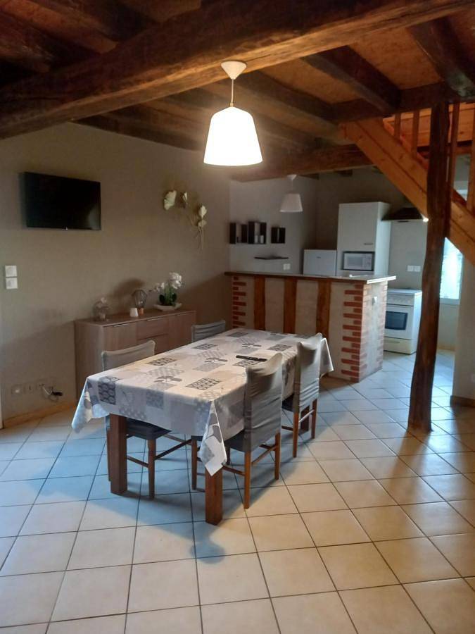 Gîte pour 3 personnes, avec jardin ainsi que vue et terrasse, adapté aux familles à Trévol