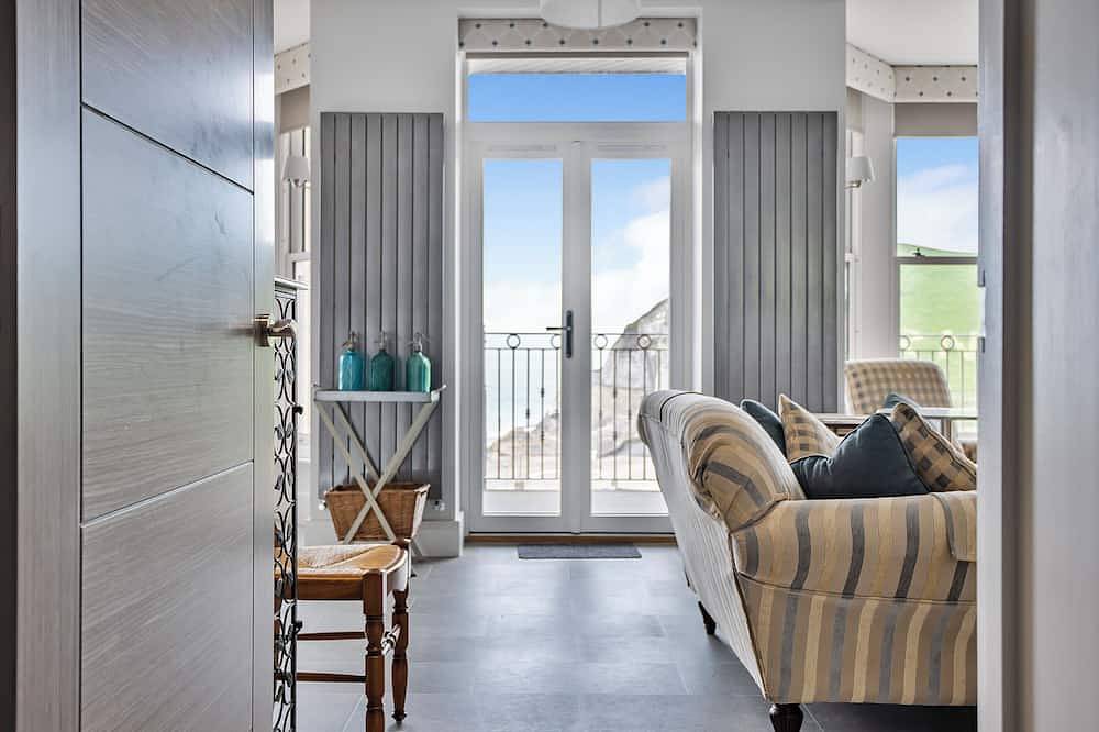 Entire apartment, Arlington Villas. Modern 2 bedroom/2 bath flat with parking. Amazing ocean views in Ilfracombe, Devon