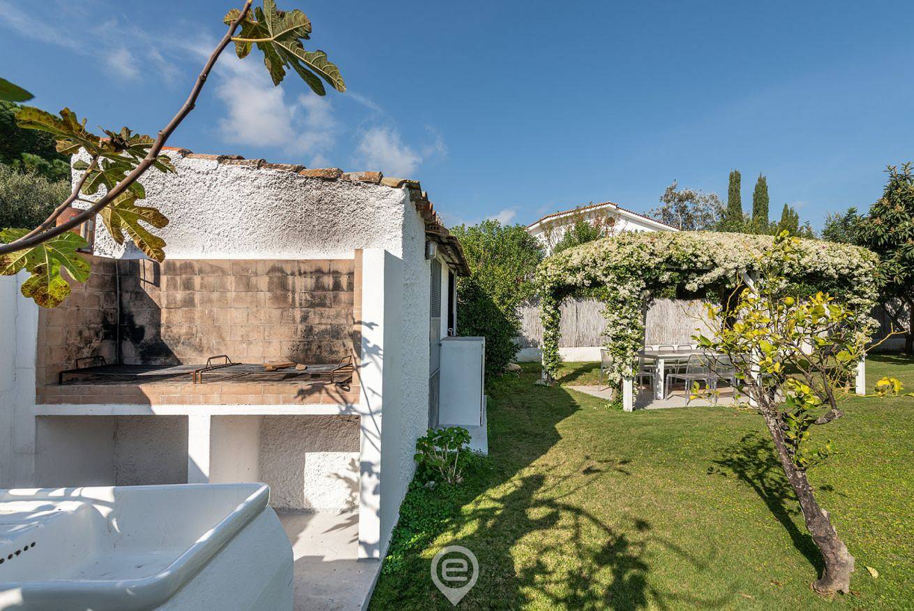 Villa für 8 Personen mit Garten in Porto Columbu, Sarroch