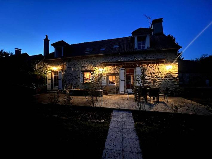 Location de vacances pour 8 personnes, avec vue ainsi que jardin et piscine à Saint-Pardoux-l'Ortigier - 2