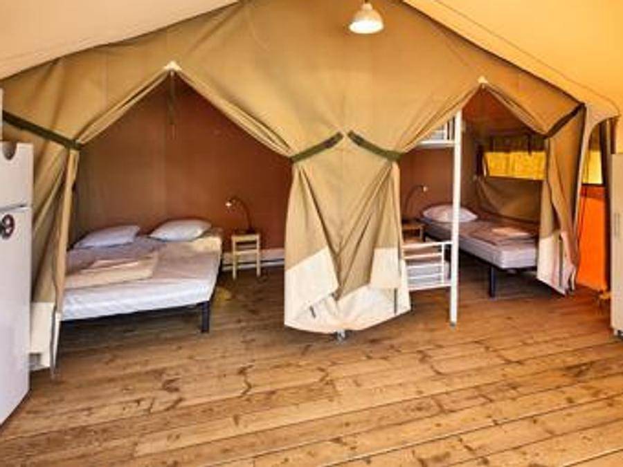 Flower Camping de la Corniche - Bungalow de lona 5 personas - Bungalow de lona estándar 24m² - 2 habitaciones, sin sanitarios + terraza cubierta in Urrugne, Region de Bayona