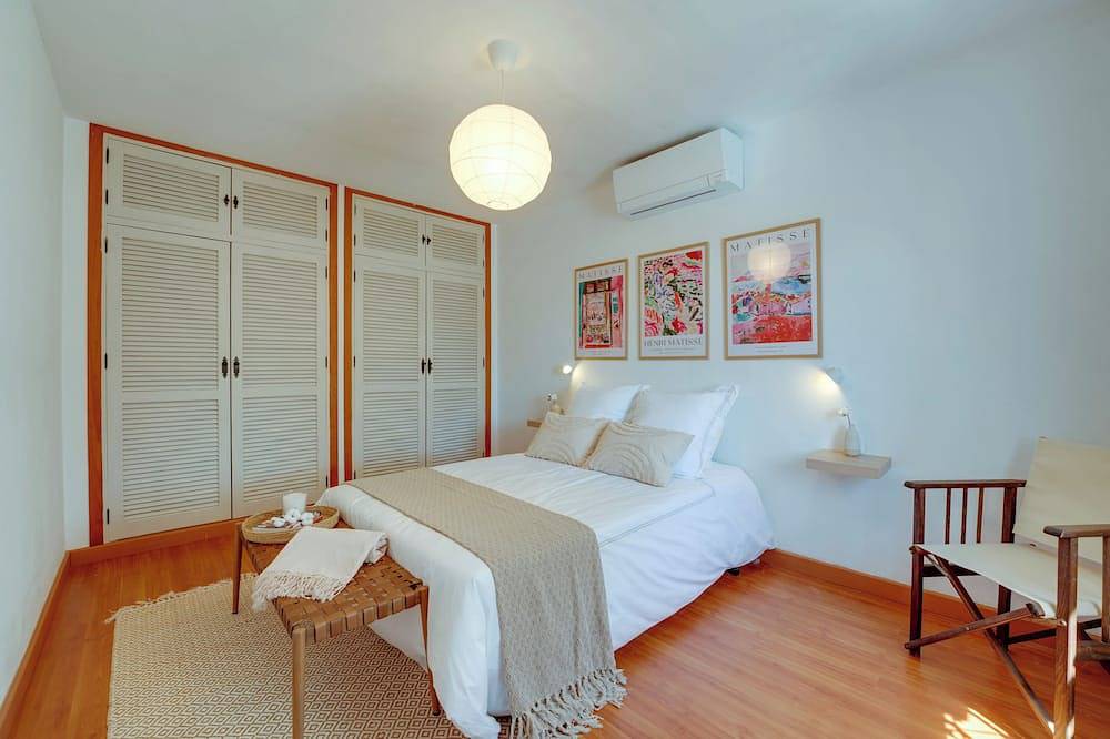 5-Bedroom Villa with Private Heated Pool, Garden in Islantilla, Costa de la Luz in Urbasur, Isla Cristina