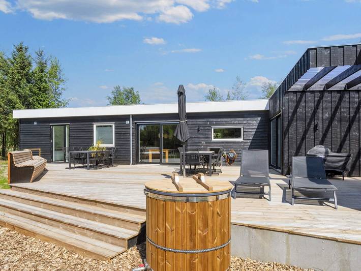 Ferieudlejning for 16 personer, med Terrasse i Morsø