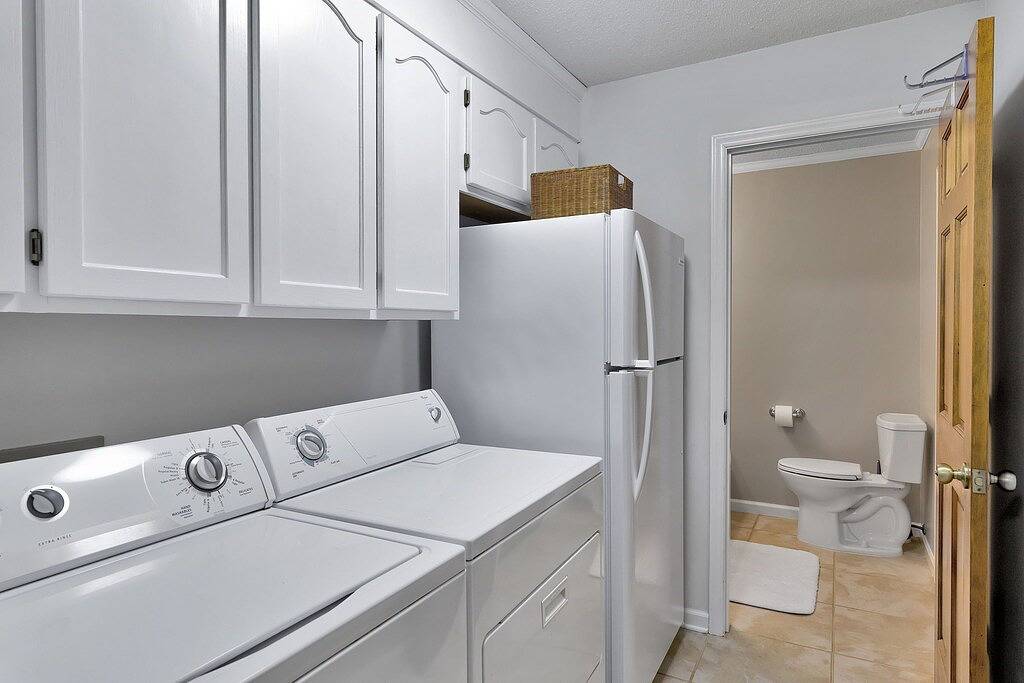 Big water Lake Wylie views on quiet cove, private acre property near Belmont in Gaston County