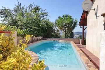 Gîte pour 4 personnes, avec terrasse ainsi que piscine et jardin à Capdenac