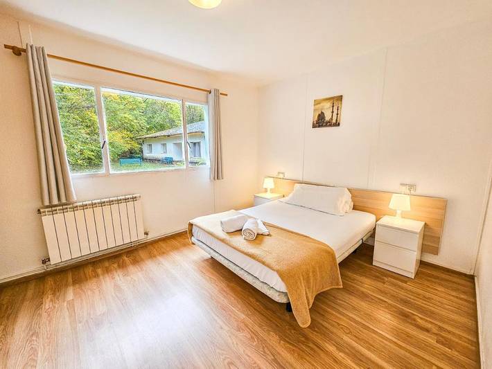 Location de vacances pour 12 personnes, avec jardin ainsi que piscine et vue, animaux acceptés à Biescas - 2