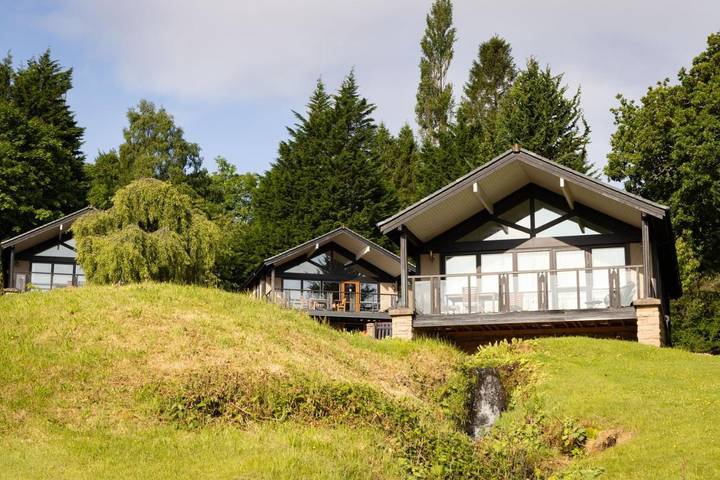 Chalet for 4 people, with pool and sauna as well as balcony, child-friendly in Loch Lomond