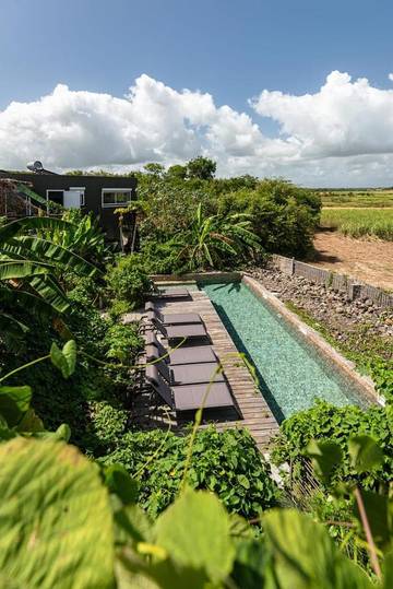 Gîte pour 2 personnes, avec piscine ainsi que terrasse et jardin à Petit-Canal
