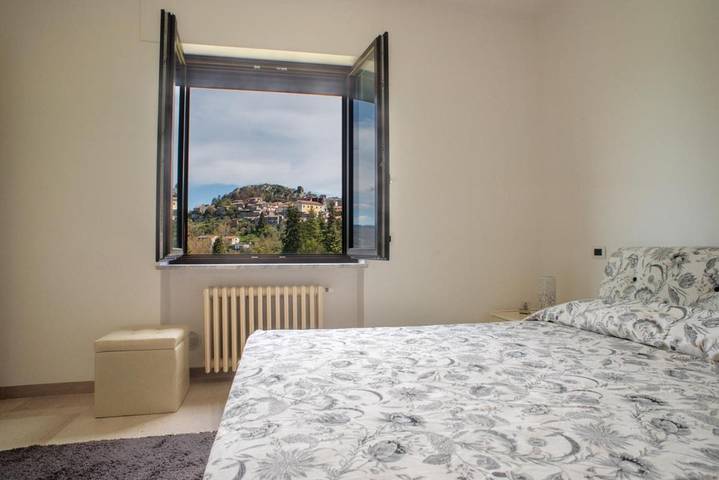 Casa vacanza per 4 persone, con giardino e panorama nonché balcone in Rotonda e dintorni