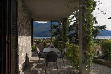 Gîte pour 4 personnes, avec vue ainsi que vue sur le lac et jardin à San Gregorio