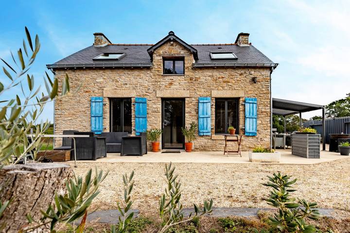 Location de vacances pour 8 personnes, avec Terrasse et Jardin ainsi que Piscine et Sauna à Saint-Jean-la-Poterie